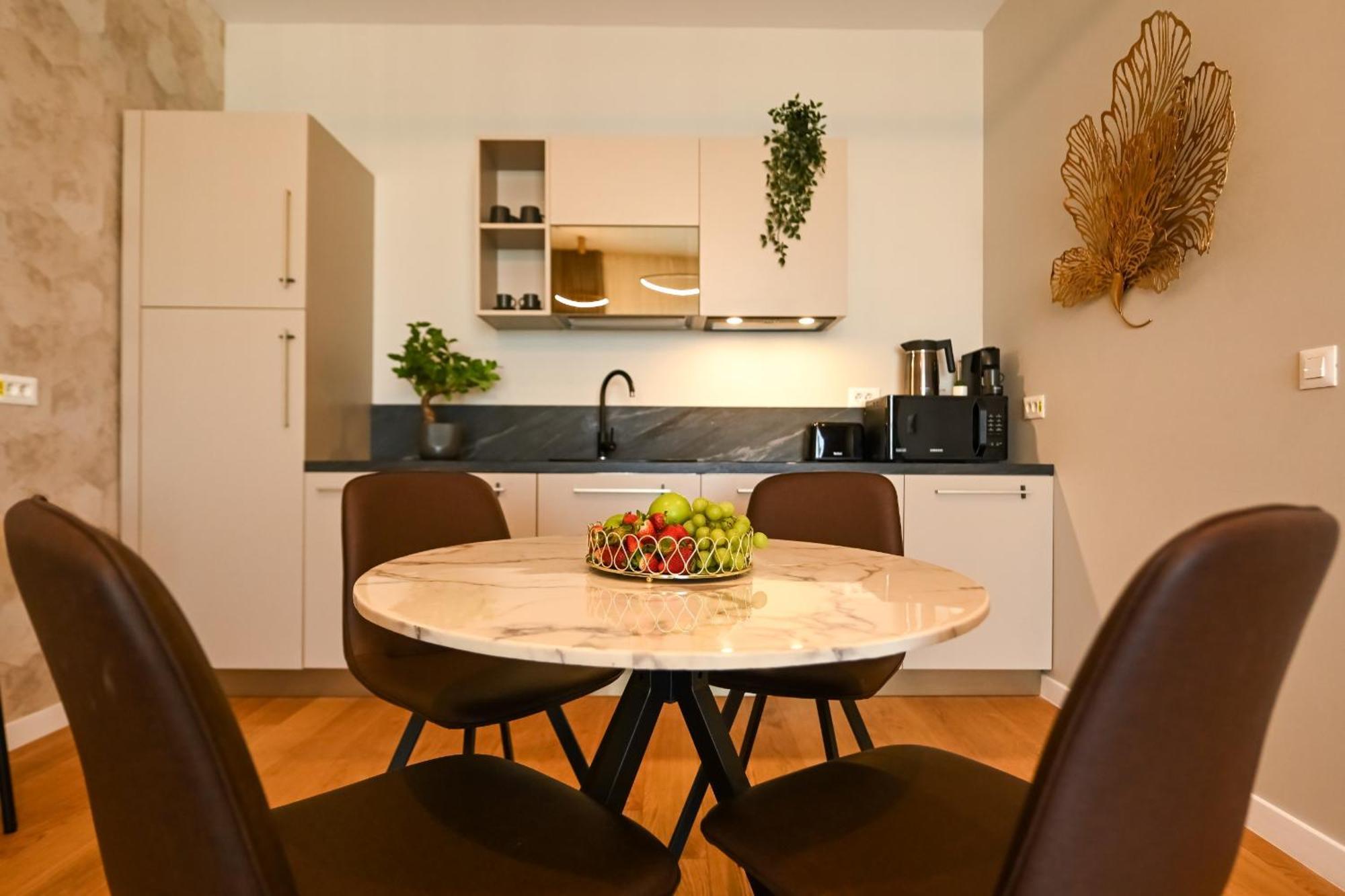 One Verdi Park Exclusive Apartments - Panoramic View & Private Parking Bucarest Habitación foto