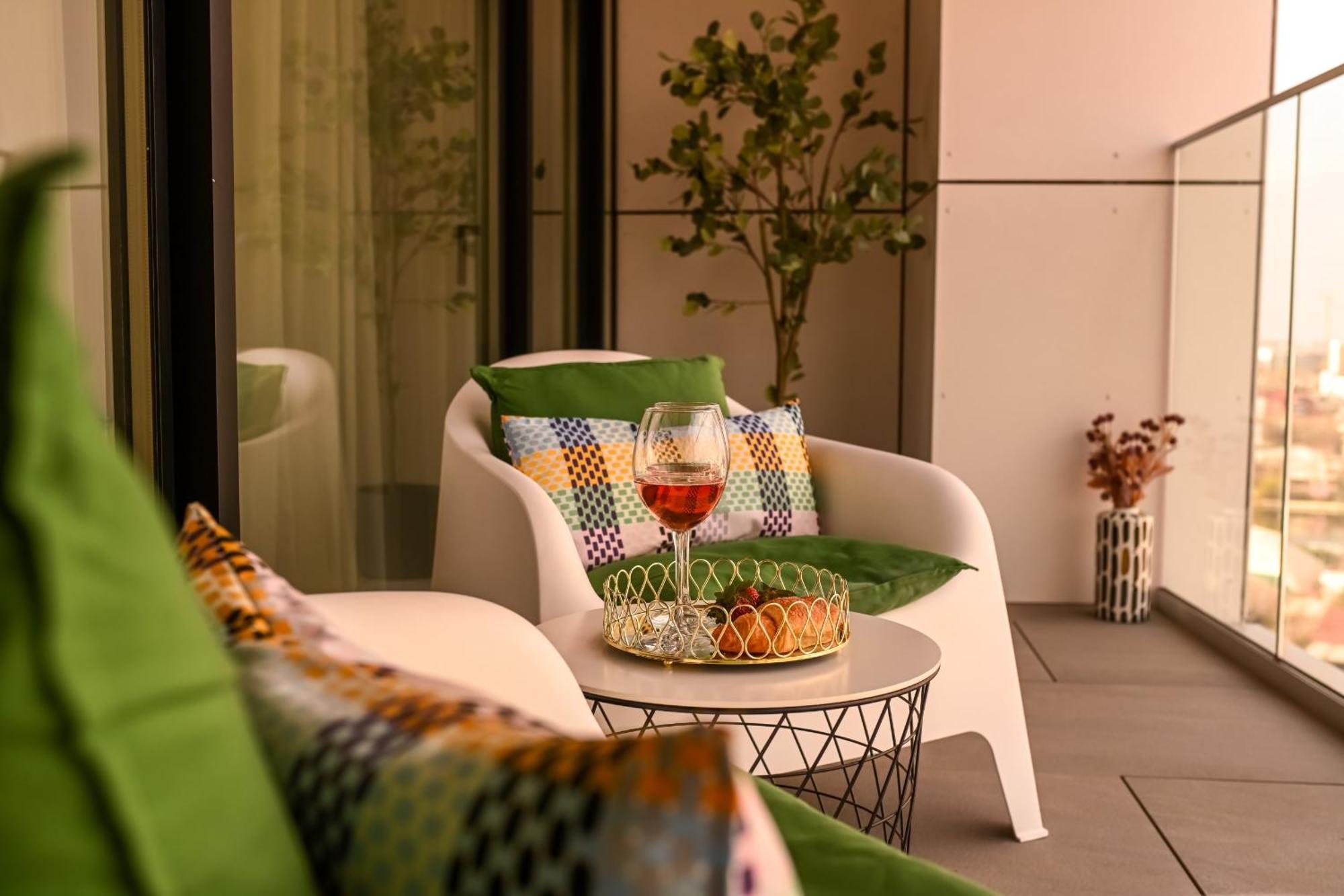 One Verdi Park Exclusive Apartments - Panoramic View & Private Parking Bucarest Habitación foto